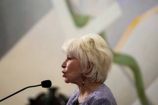 Isabel Allende recibe la medalla rectoral de la Universidad de Chile