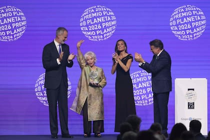Isabel Allende recoge el Premio Planeta en una ceremonia presidida por los Reyes de España