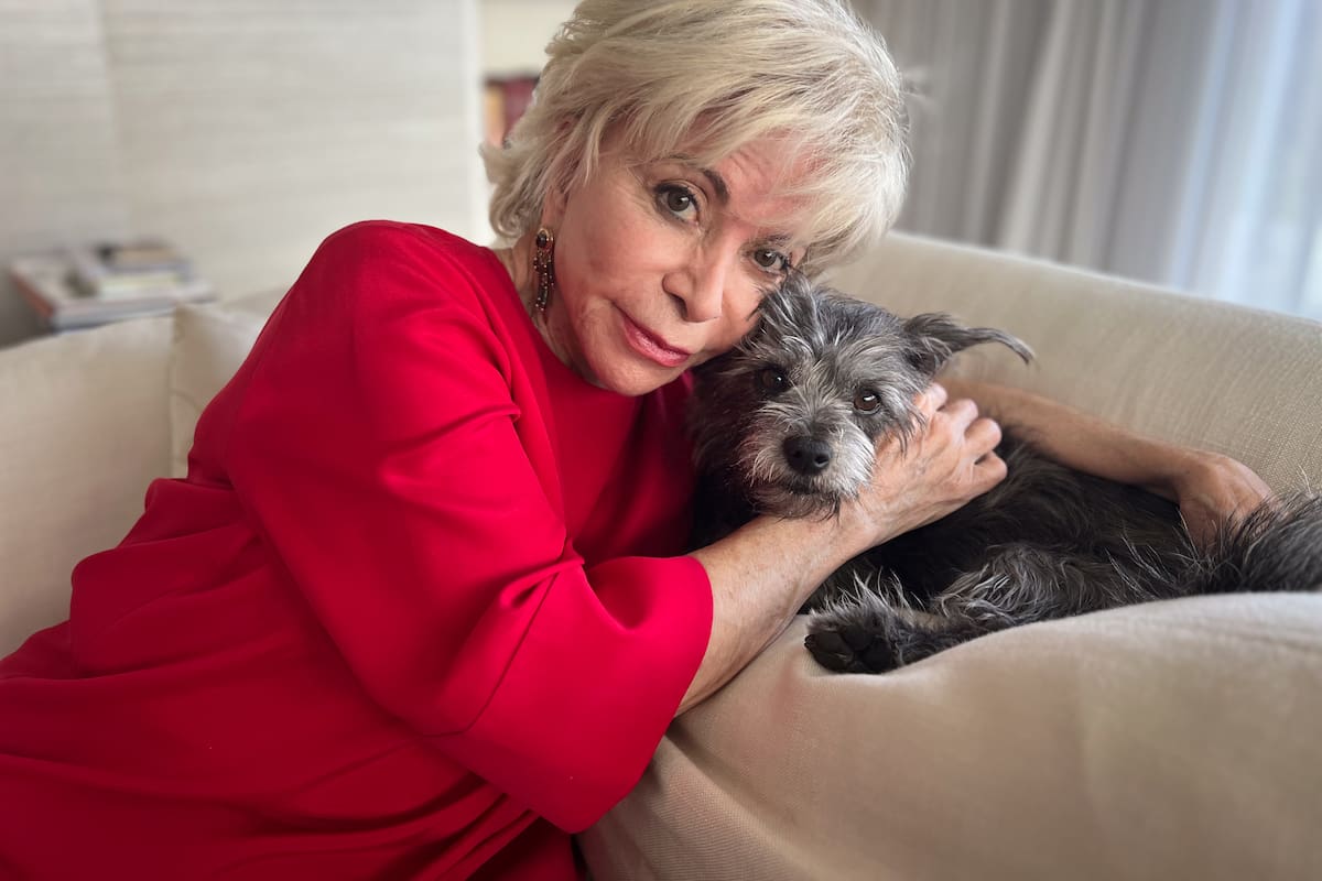 Isabel Allende y Perla, la perra que inspiró su primer libro para chicos