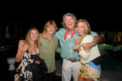 Isabel Bullrich, excantante de Los Bonnitos, y su marido, Conrado Forcher, junto a Pancho Dotto y la modelo, ex Miss Punta del Este, Katja Thomsen, "Katjya fue la modelo más importante que tuvo Uruguay, la conozco de chiquita", dice Dotto