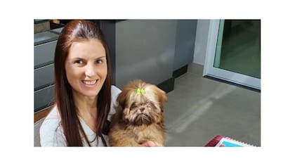 Isabel con el perro de la familia, Cocoa
