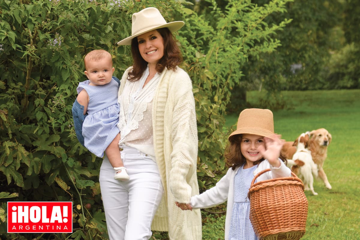 Isabel, con Julia (en brazos) y Belita, de la mano. Detrás, dos de los tres perros que tiene la familia: Milo, un Golden, y
Trancas, una perra que rescataron en Tucumán. Ella es fan de los perros, difunde cuando hay animales perdidos y colabora para buscarles hogar.