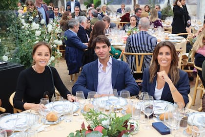 Isabel, el torero Cayetano Rivera y Ana, sentados en la mesa principal.