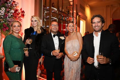 Isabel Englebert, Fabián Medina Flores y Julieta Novarro brindaron con amigos.