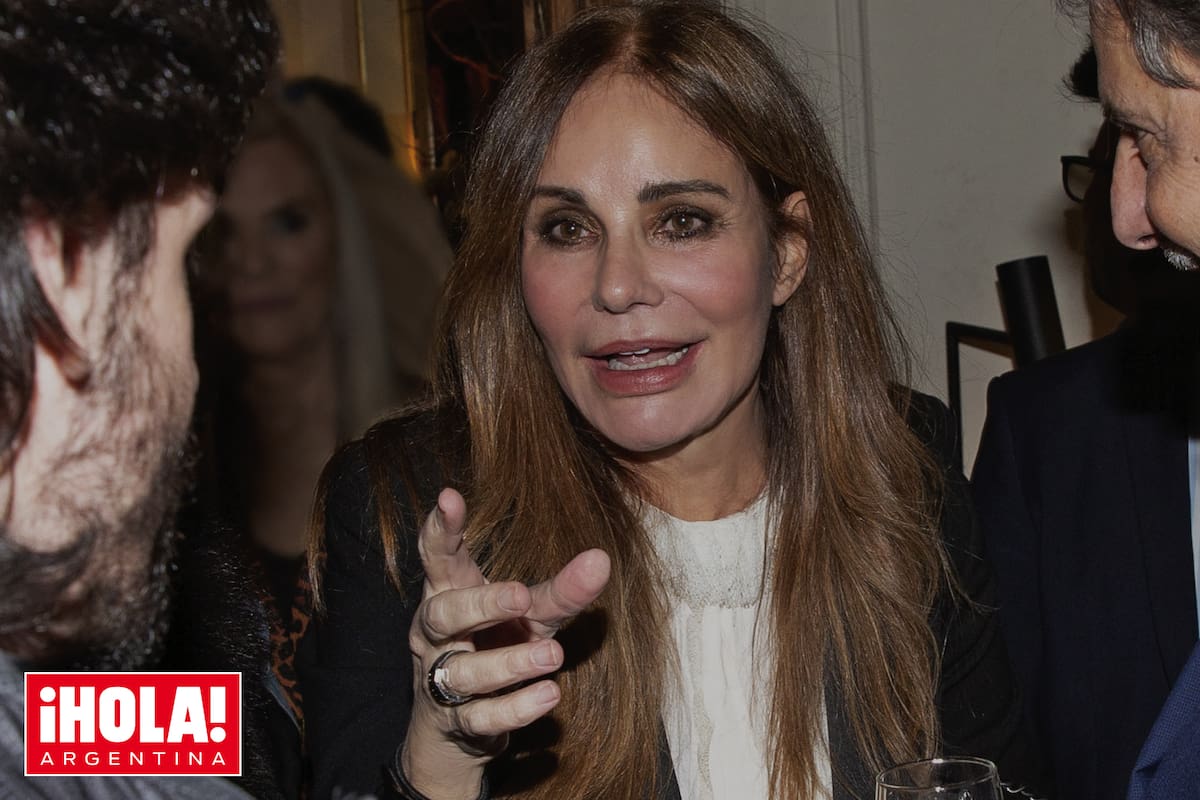 Isabel estuvo acompañada por un grupo de amigos, con quienes charló animadamente.