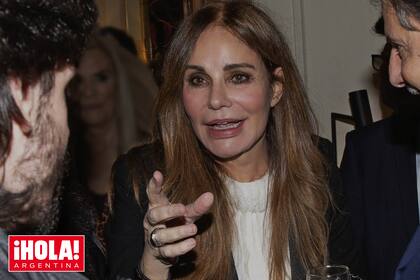 Isabel estuvo acompañada por un grupo de amigos, con quienes charló animadamente.