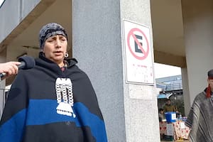 Isabel Huala, la madre de Facundo Jones Huala, frente al hospital donde su hijo está internado