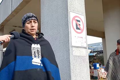 Isabel Huala, la madre de Facundo Jones Huala, frente al hospital donde su hijo está internado