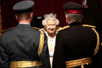 En una de las escenas se muestra a reina Isabel hablando de su ropa, joyas y tiaras