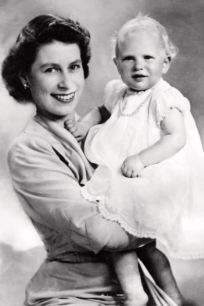 Isabel II con Ana,su segunda hija, en brazos. En la foto, tomada en julio de 1951, a Ana le faltaba un mes para cumplir un año. Dos años más tarde, en 1953, la Reina sería coronada