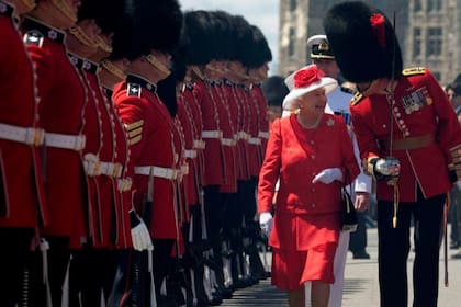 Isabel II conversa con uno de sus Guardias Galeses en un acto (El Mundo)