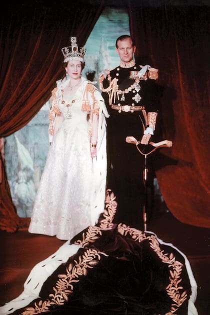 Isabel II de Inglaterra en 1953, junto a su marido, el Príncipe Felipe, el día de su Coronación. Había ascendido al Trono el año anterior, tras la muerte repentina de su padre, Jorge VI.