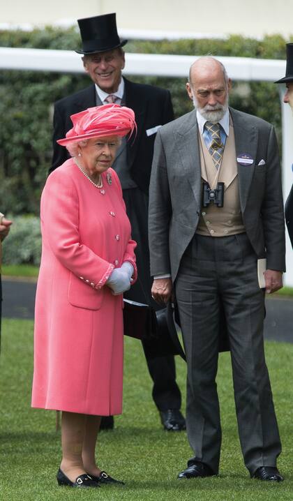 Isabel II junto a Felipe de Edimburgo y su primo, Miguel de Kent, el suegro de Sophie Winkleman, en Ascot en 2016