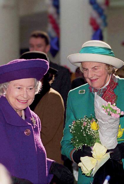 Isabel II junto a la duquesa de Grafton en el hospital Princesa de Gales, en Birmingham, en octubre del año pasado.