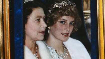 Isabel II le quitó a Diana el nombramiento de su alteza real cuando se divorció del príncipe Carlos y quiso reintegrarle esa distinción tras su muerte