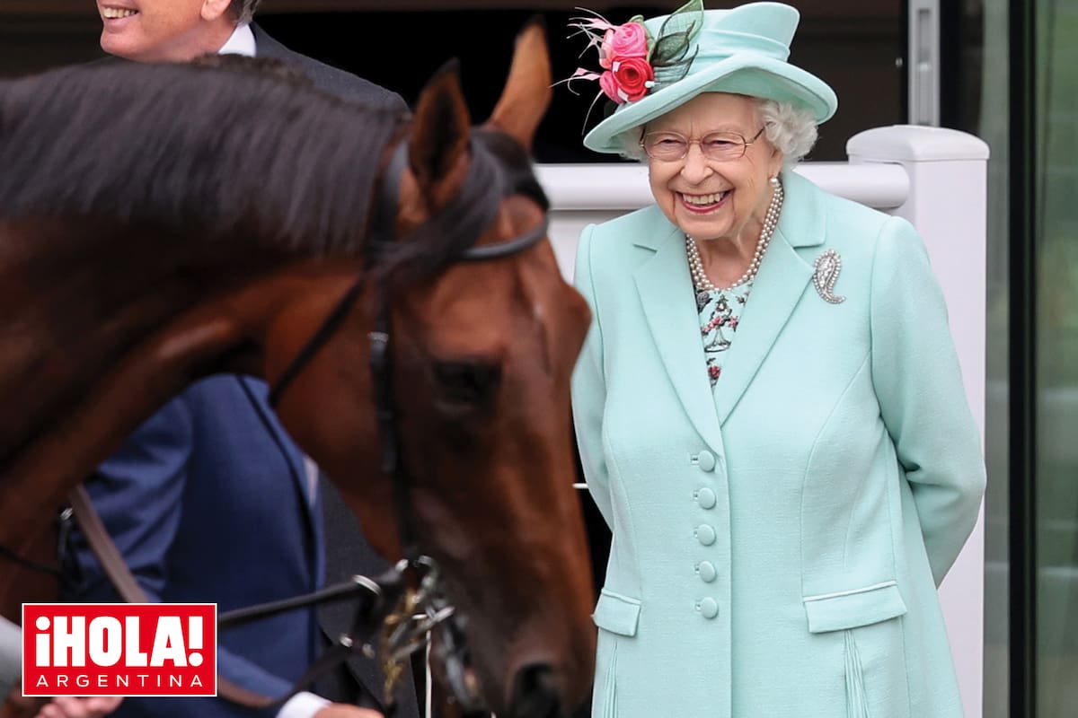 Isabel II, muy sonriente, junto a Reach for the Moon, que ganó dos carreras y sumó 113 mil dólares.