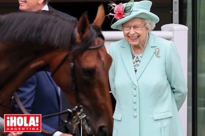 Isabel II, muy sonriente, junto a Reach for the Moon, que ganó dos carreras y sumó 113 mil dólares.