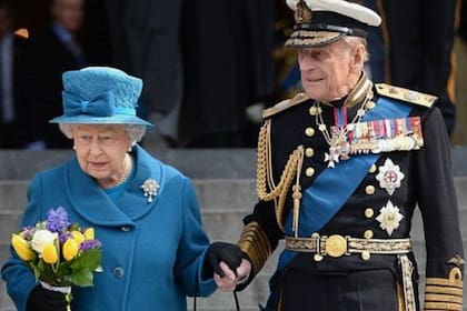 El esposo de la reina Isabel II permanecerá internado en el hospital, para recibir tratamiento y recuperarse