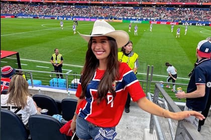 Isabel Johansen alienta durante un partido de Noruega en el Mundial 2026