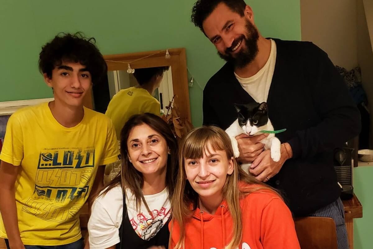 Isabel, junto a sus hijos