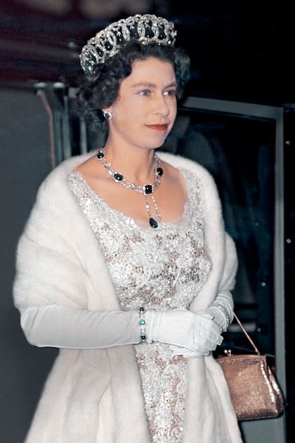 Isabel luce la impresionante tiara Vladimir ‒mandada a hacer para la gran duquesa Vladimir, la tía de Nicolás II, el último zar de Rusia‒ con motivo de su matrimonio, en 1874. Durante la Revolución rusa, la pieza fue sacada a escondidas del país y, tiempo después, vendida a la reina María. También lleva el collar Delhi Durbar, que se remonta a 1911.