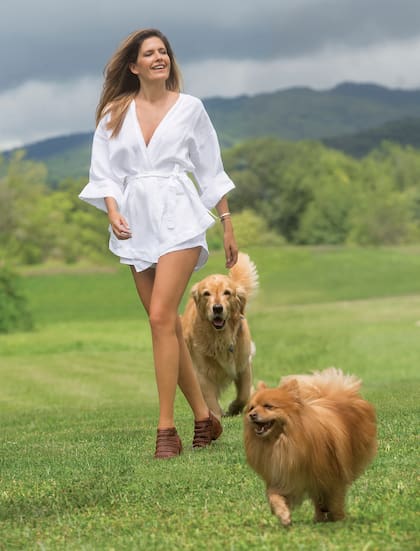 Fanática de los perros, Isabel lanzó en Salta el programa “Tu casa, tu perro”. “La idea es ofrecer a las familias que reciben casas que otorga el Instituto Provincial de Vivienda la posibilidad de adoptar un perro de la calle, ya castrado y vacunado”, explica entusiasmada.