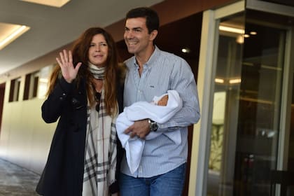 Isabel Macedo, Juan Manuel Urtubey y la pequeña Isabelita, en la puerta de la clínica Altos de Salta