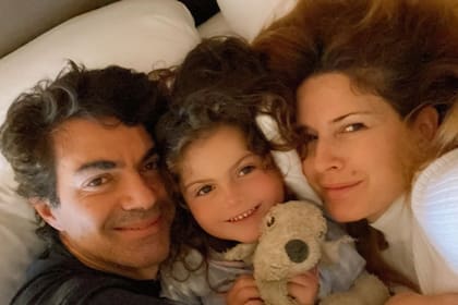 Isabel Macedo junto a Juan Manuel Urtubey y a su hija, Isabelita