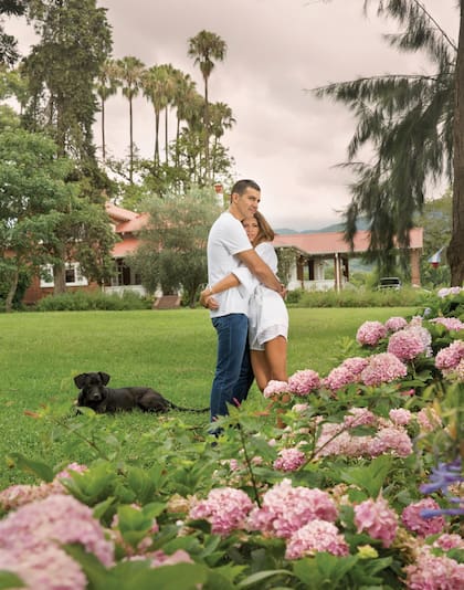 El parque de la finca cuenta con una inmensa variedad de plantas. Entre las flores, se pueden citar las hortensias, los jazmines, las rosas. Juan Manuel e Isabel aseguran que disfrutan a pleno su vida allí.