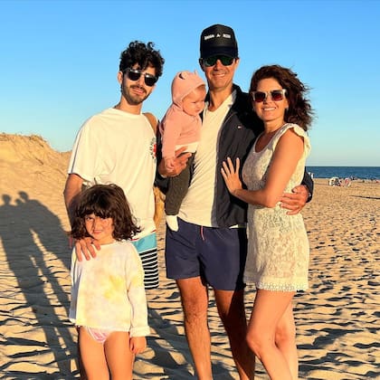 Isabel Macedo y Juan Manuel Urtubey junto a Mateo, Belita y Julia (Foto: Instagram @isabelmacedophoto)