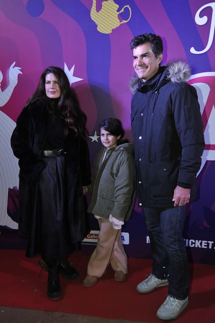 Isabel Macedo y Juan Manuel Urtubey junto a su hija Belita