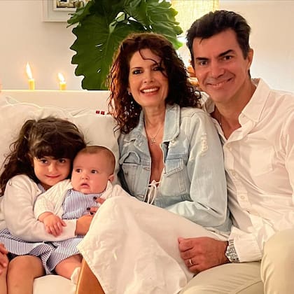 Isabel Macedo y Juan Manuel Urtubey junto a sus hijas, Isabel y Julia (Foto: Instagram @isabelmacedophoto)