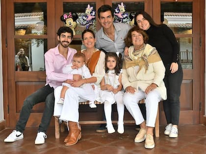 Isabel Macedo y Juan Manuel Urtubey se casaron en 2016 en Salta; desde entonces, formaron una familia ensamblada con sus hijas Belita y Julia y los tres hijos del exgobernador, fruto de su anterior matrimonio
