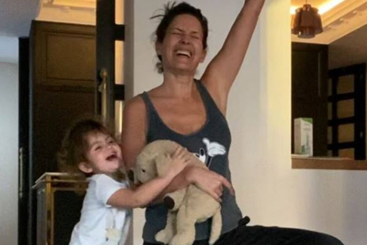 Isabel Macedo y su hija Belita fueron protagonistas de unas postales que reflejaron una de las escenas más repetidas en las familias