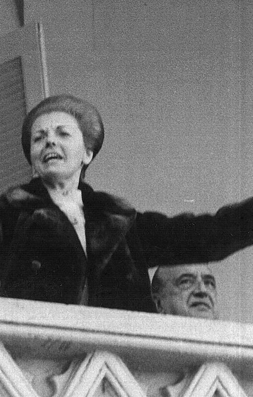 Desde el balcón de la Casa Rosada, Isabel Perón quiso congraciarse con el sindicalismo peronista