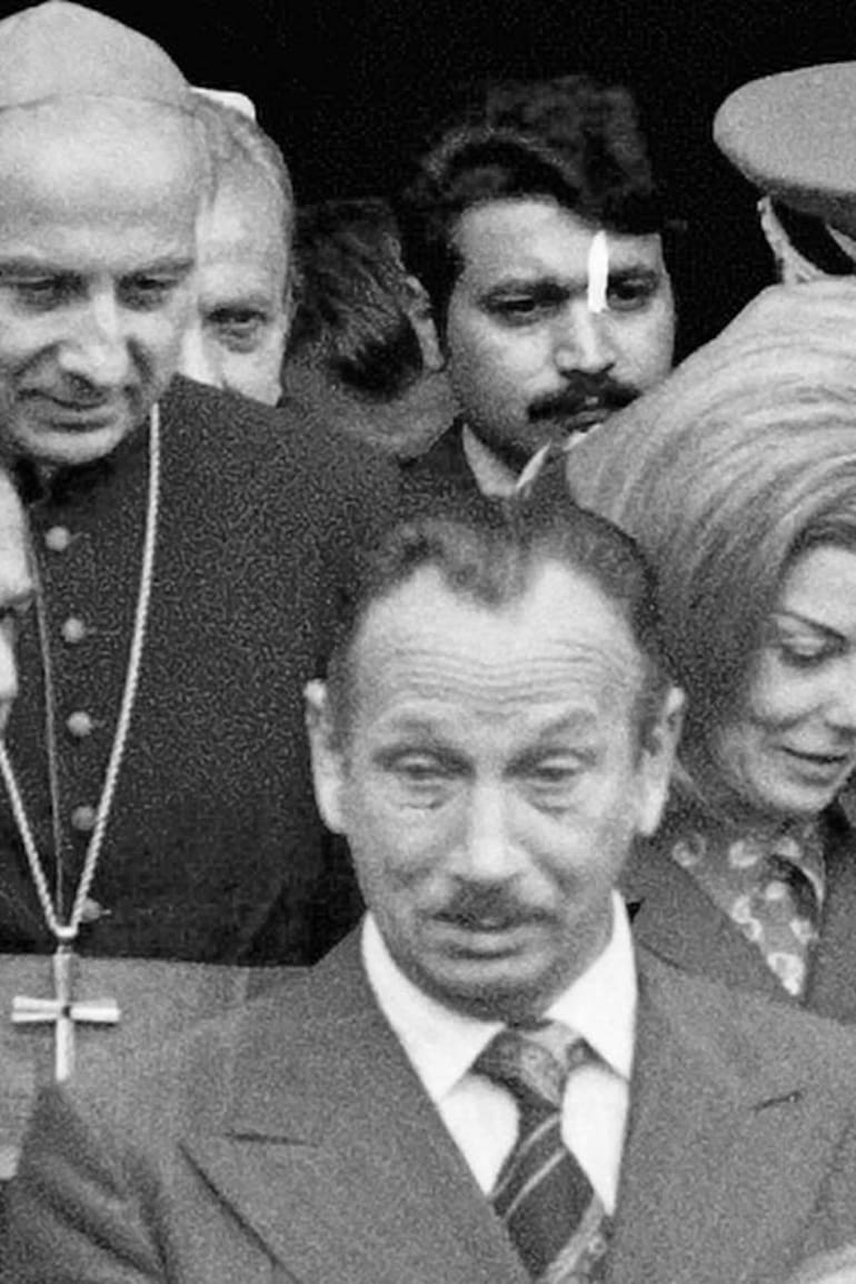 Isabel Perón sale de la misa por Francisco Franco; su izquierda está el Monseñor Aramburu y detrás de ella, el cardenal Pio Laghi