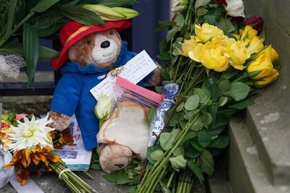 Un oso Paddington de juguete y un sándwich de mermelada, un guiño a la asociación de la Reina con el personaje del libro infantil en el Jubileo Real, colocado fuera del Palacio de Holyroodhouse en Edimburgo