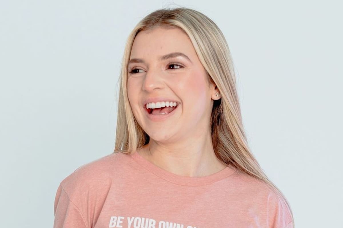 Isabel Sanchez posa como modelo de su propia marca de ropa y accesorios