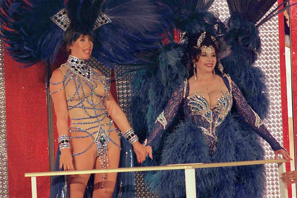 ISABEL SARLI JUNTO A MORIA CASAN EN LA OBRA TETANIC EN MAR DEL PLATA. EL 18/12/98