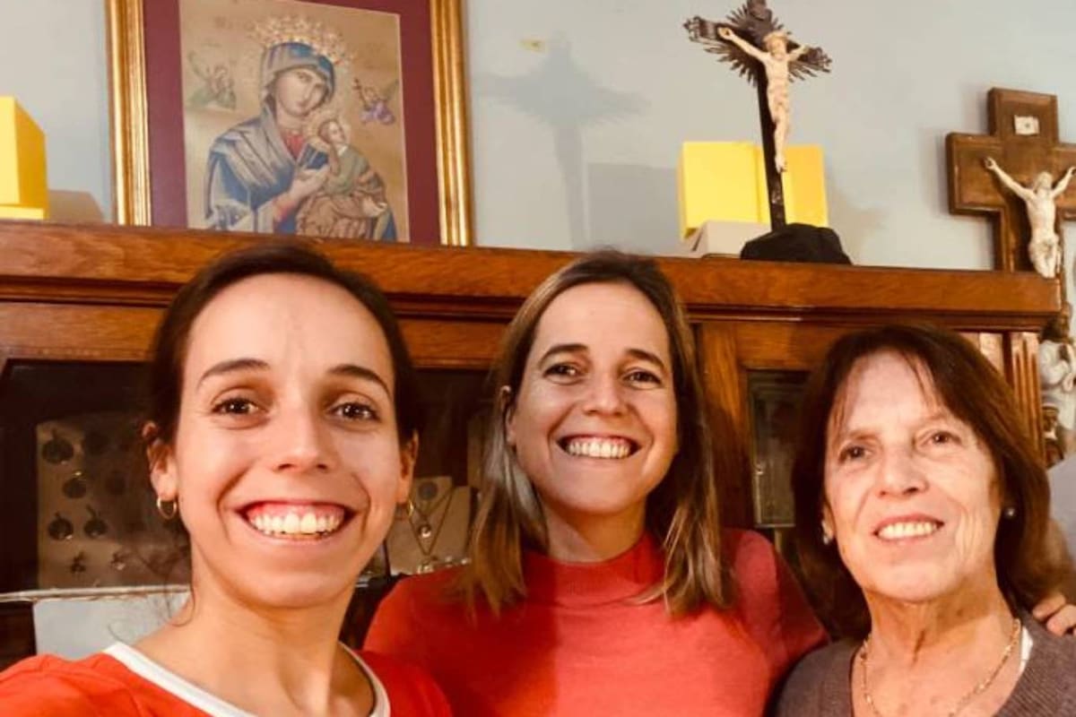 Isabel, Teresa y su mamá, María Teresa, que comenzó de a poco una santería que hoy es el orgullo de la familia