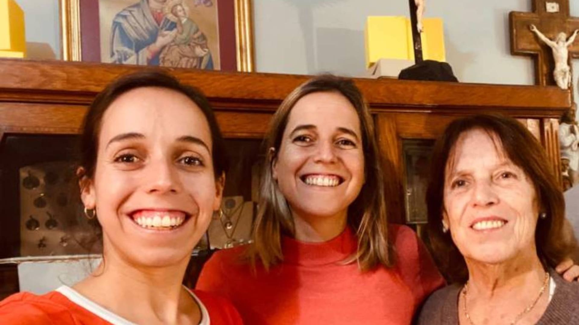 Isabel, Teresa y su mamá, María Teresa, que comenzó de a poco una santería que hoy es el orgullo de la familia