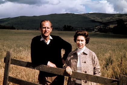 Isabel y Felipe en sus bodas de plata en Balmoral. En los veranos, disfrutaban de largas caminatas con sus perros por el extenso campo de 20 mil hectáreas de la residencia real en Escocia.
