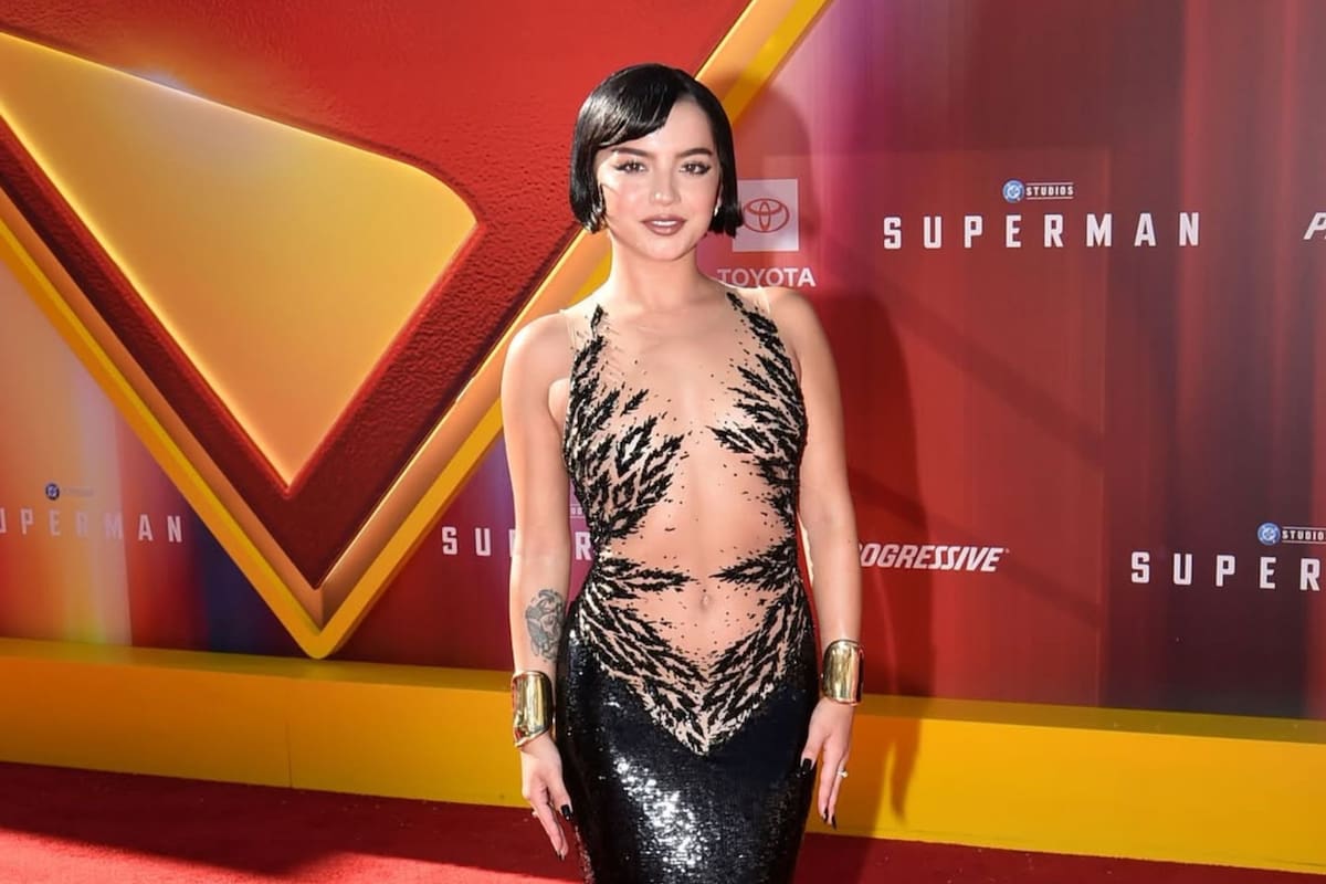 Isabela Merced en la alfombra roja del estreno de Superman