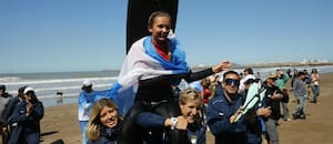 Tiene solo 14 años, es hija de un famoso arquero y ganó la medalla de oro en surf