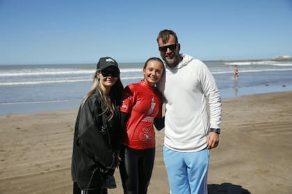 Isabella Assman, con Melina Pitra y Fabián, sus padres
