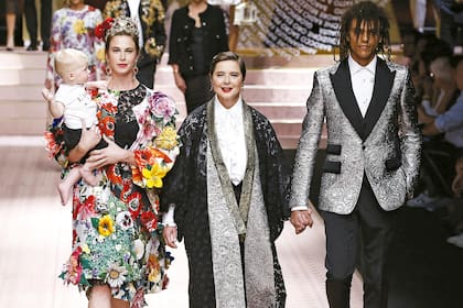 Isabella con sus hijos Elettra (con su pequeño hijo Ronin en brazos) y Roberto en el desfile de Dolce&Gabbana en Milán, en 2018