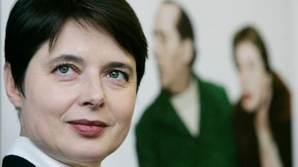 Isabella Rosellini posa junto a una foto de sus padres, Ingrid Bergman y Roberto Rossellini