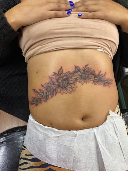 Isabella se contactó con Eddy, quien fue exclusivamente a Chile para tatuarle el diseño que juntos idearon: unas margaritas, las mismas que ella tiene en su descripción de WhatsApp (Foto: Gentileza Isabella)