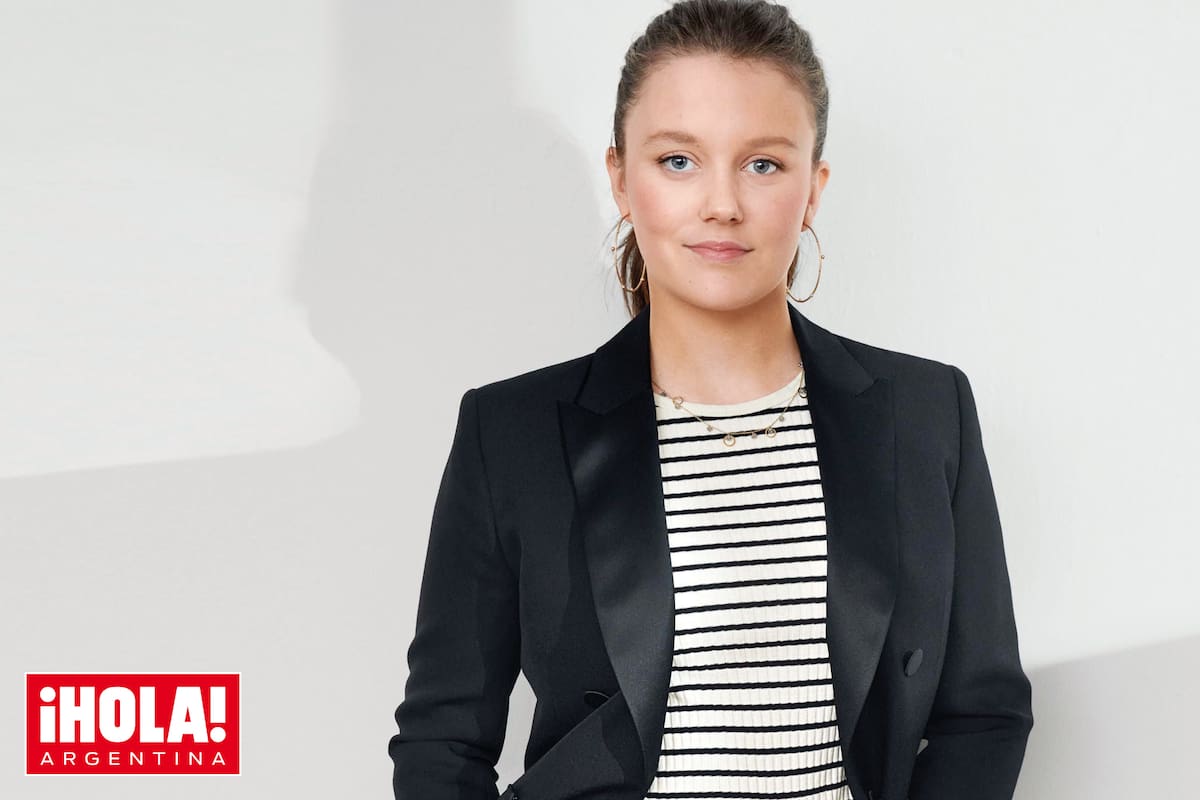 Isabella suele lookearse con trajes a medida. Hace un tiempo protagonizó una producción de fotos con uno de Paul Smith que ya había lucido su madre Mary de Dinamarca en varias oportunidades.