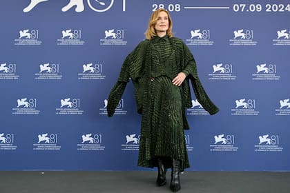Isabelle Huppert, lista para la velada de apertura del Festival, enfundada en un imponente vestido verde y negro